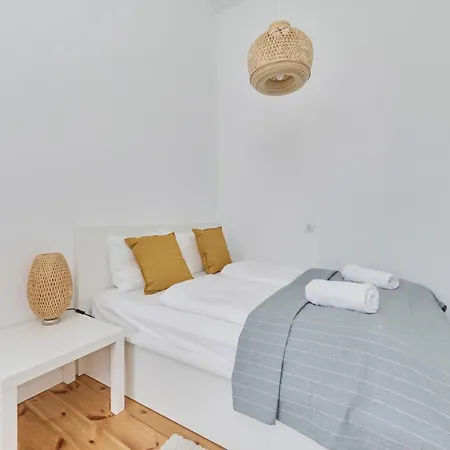 Spacious Tenement With 1 Bedroom And Balcony By Renters ヴロツワフ