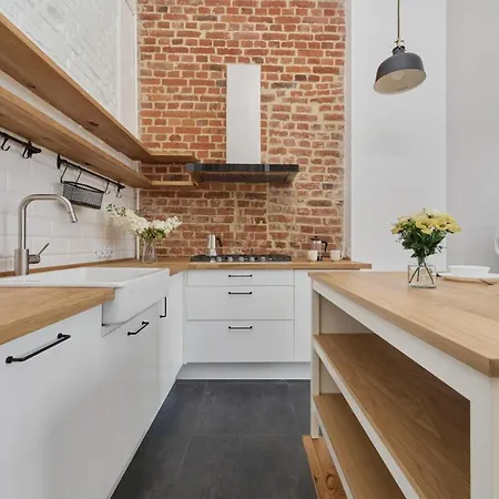 Spacious Tenement With 1 Bedroom And Balcony By Renters ヴロツワフ