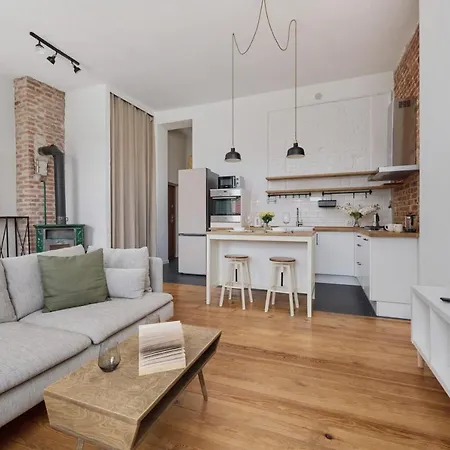 Spacious Tenement With 1 Bedroom And Balcony By Renters ヴロツワフ