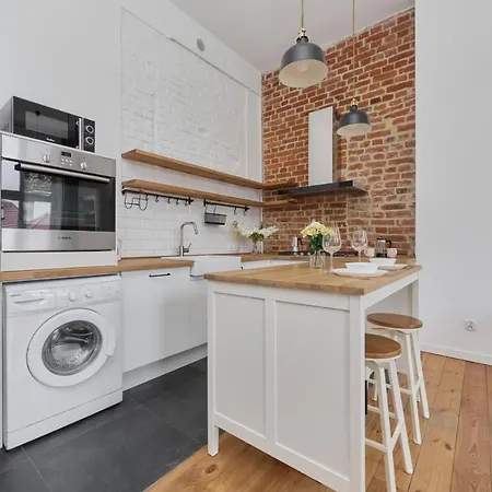 Spacious Tenement With 1 Bedroom And Balcony By Renters ヴロツワフ