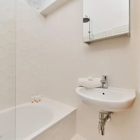 Spacious Tenement With 1 Bedroom And Balcony By Renters アパート ヴロツワフ