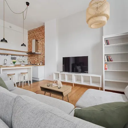 Spacious Tenement With 1 Bedroom And Balcony By Renters ヴロツワフ